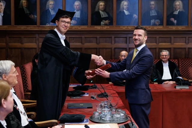 Alexandre Troullioud Lucas receiving his PhD diploma from Stefan Nierkens